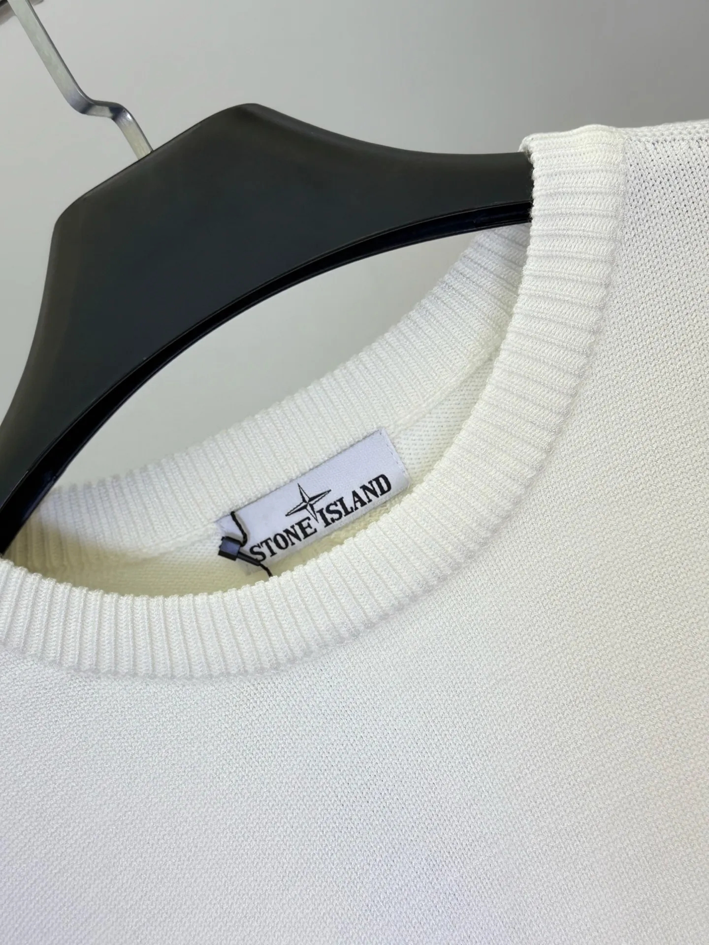 P400 💕Stone Island’s knitted sweater transforms workwear aesthetics into street-quality white moonlight. In the “style breakout battle” of trendy brands, Stone Island’s white round-neck knitted sweater is a wonderful symbiosis of “function and freshness”.  It uses delicate knitting technology to create a soft silhouette. The low-key cross logo on the chest and the three-dimensional cable tie details on the sleeves are the fashionable luxury code engraved in Stone Island's genes. The pure white model hides the workwear texture in simplicity; the classic round neck is suitable for all styles and is the "style palette" in the wardrobe.  As an ingenious work of an Italian fashionable luxury brand, its knitted texture is soft, waxy and tough. The upper body has both workwear-style details and a refreshing body feel for daily wear. Whether you wear it with overalls for a functional trend, or with jeans for a street style, you can easily wear it with a high-end feel that "fashion-savvy fashionistas will understand instantly."  This autumn and winter, let it become the "White Samurai Badge" in your wardrobe and unlock Stone Island-style functional aesthetics for daily life.